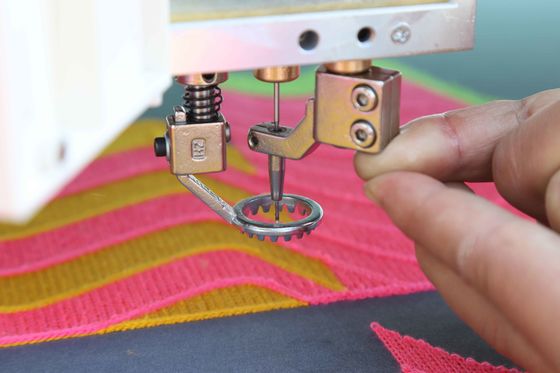 Ana Sayfa / Büyük ekranlı ticari çoklu başlı çenil nakış makinesi